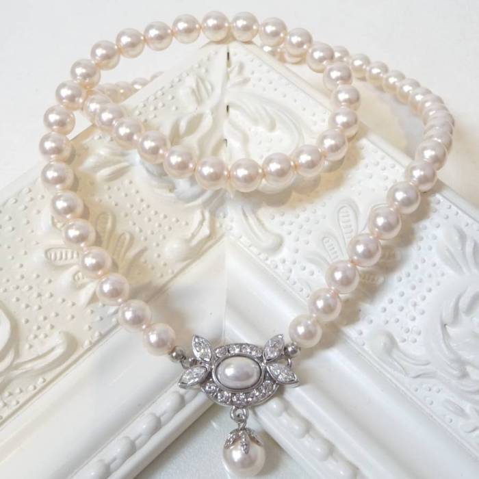 Pearl necklace with wedding dress